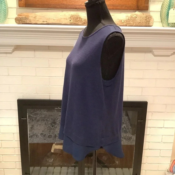 #68 Banana Republic Basic Navy Sleeveless Lightweight Top Size Large Pet - Picture 3 of 6